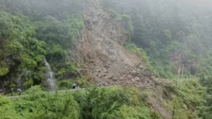 landslide_at_sonu_bangla_between_shoghi_tara_devi_1661006097.webp.webp