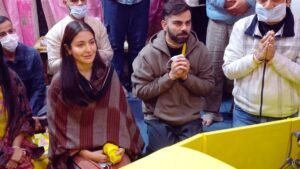 virat-kohli-anushka-sharma-premanad-maharaj.jpg