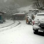उत्तरकाशी में बर्फबारी जारी, कई मार्ग प्रभावित, विद्युत आपूर्ति बाधित