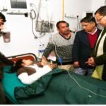 उत्तराखंड : क्वानू-मीनस मोटर मार्ग बस हादसे में घायलों का हाल जानने दून अस्पताल पहुंचे सीएम धामी