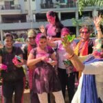 MDDA एचआईजी कॉलोनी में रंगारंग होली कार्यक्रम, खूब उड़ा अबीर-गुलाल