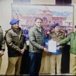 पुलिस जवान कैलाश रावत को DM और SP ने किया सम्मानित