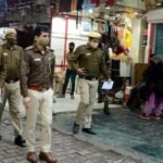 पुलिसकर्मियों पर हमला, आंखों में मिर्च पाउडर डालकर लाठी-डंडों से पीटा