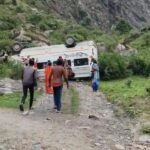 सोनगाड के पास ब्रेक फेल होने से टेंपो ट्रेवल्स पलटा, 17 यात्री थे सवार