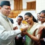 रक्षा बंधन पर मुख्यमंत्री धामी को महिलाओं ने बांधा रक्षा सूत्र, दीर्घायु की कामना