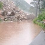 उत्तराखंड में बारिश का कहर जारी: 132 सड़कें बंद, नदियां चेतावनी रेखा के करीब, आज भी येलो अलर्ट