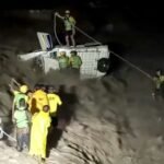 ऋषिकेश में उफनती बीन नदी में पलटा मैक्स वाहन, SDRF ने दो लोगों को बचाया