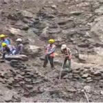 केदारनाथ पैदल मार्ग बंद: चीरबासा में मलबा और पत्थर गिरने से रास्ता अवरुद्ध, गौरीकुंड में रोके गए यात्री